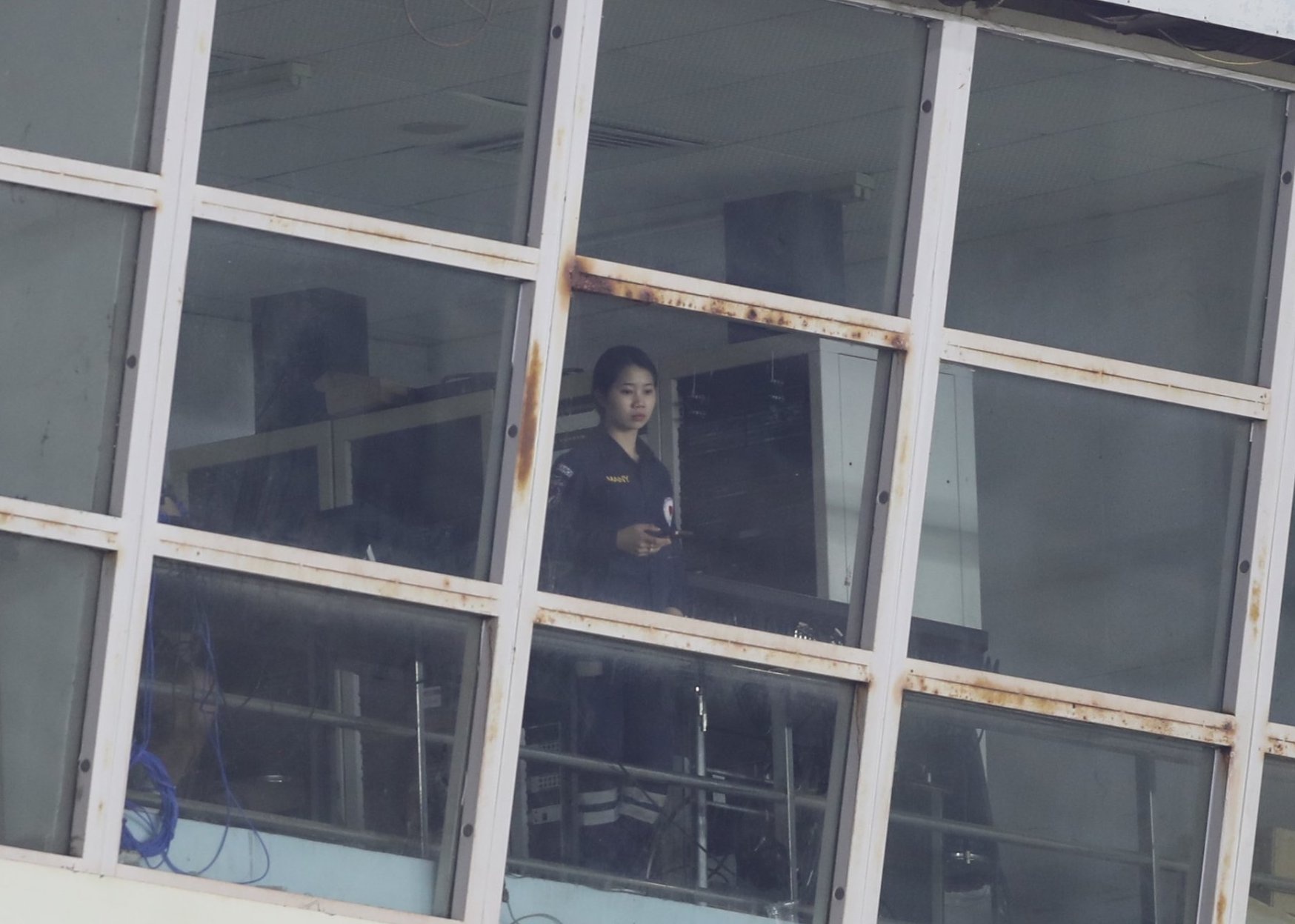 Một người lạ đứng quan sát lúc đội tuyển Việt Nam tập luyện. Ảnh: Internet