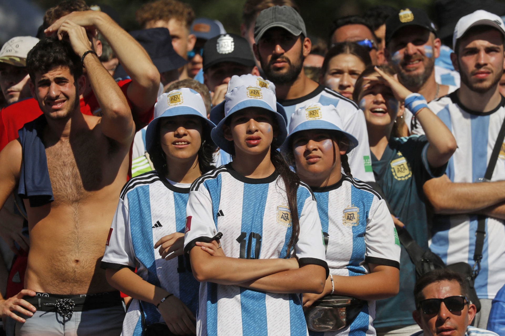 Sau khi xem Messi đá World Cup, nhiều CĐV Argentina không thể về nhà. Ảnh: Internet