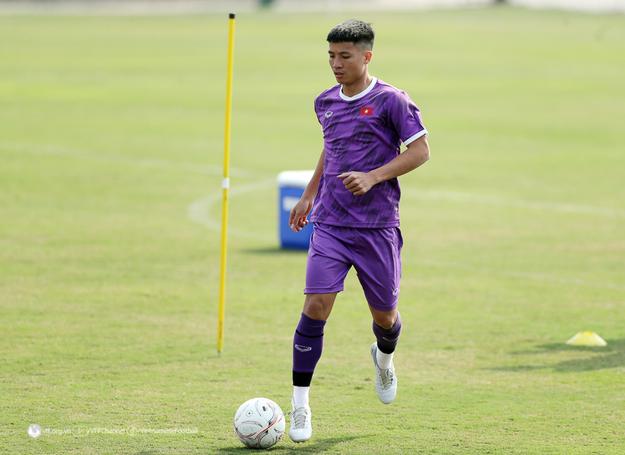 Trung vệ Bùi Tiến Dũng đã trở lại tập luyện. Ảnh: VFF