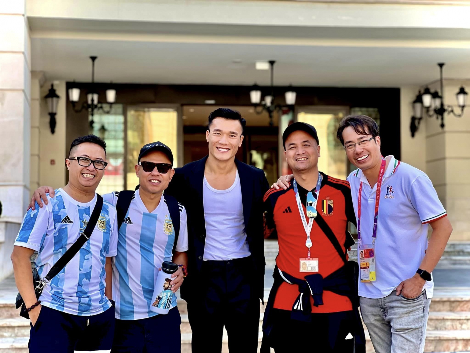 Bùi Tiến Dũng sang Qatar dự khán World Cup 2022. Ảnh: FBNV