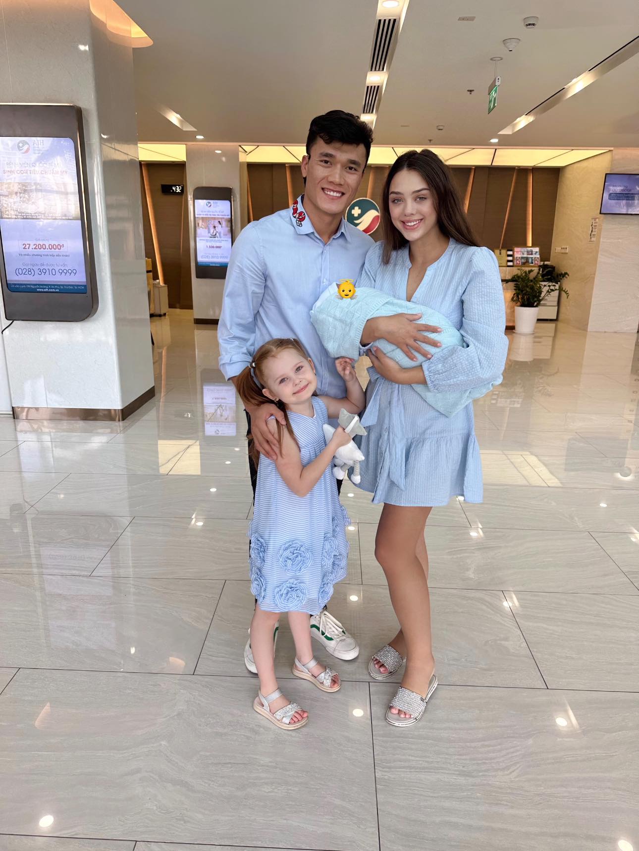 Bùi Tiến Dũng cùng vợ đón con trai đầu lòng. Ảnh: FBNV