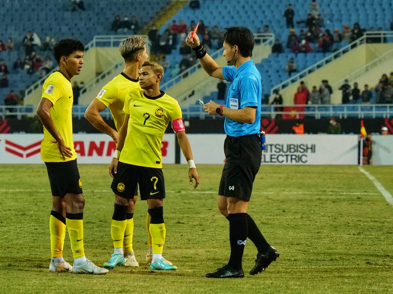 Trọng tài người Nhật Bản rút thẻ đỏ cho cầu thủ Malaysia. Ảnh: Internet