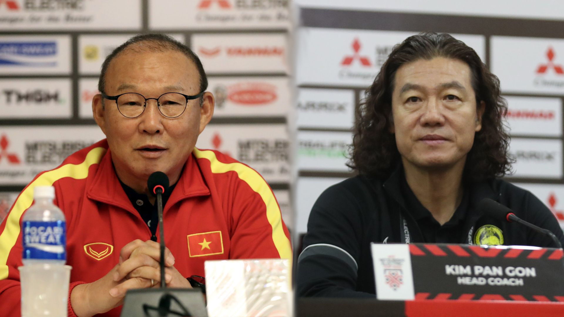 HLV Kim Pan Gon cùng HLV Park Hang-seo tại buổi họp báo sau trận Việt Nam - Malaysia. Ảnh: Internet