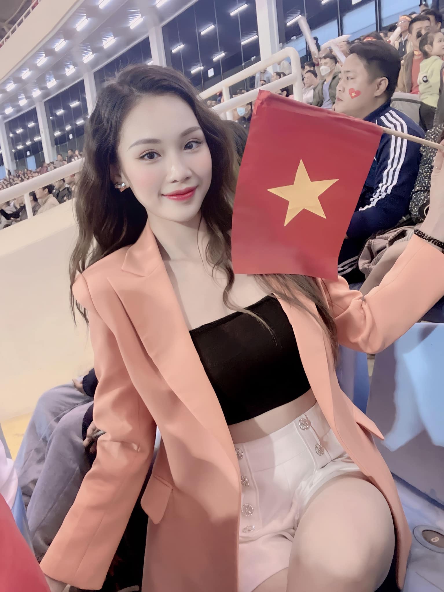 CHÙM ẢNH: Dàn hot girl 'Nóng cùng World Cup' khuấy động sân Mỹ Đình tiếp lửa cho ĐT Việt Nam 10