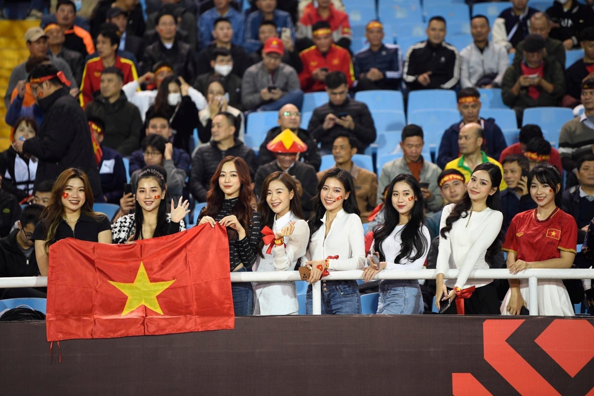 CHÙM ẢNH: Dàn hot girl 'Nóng cùng World Cup' khuấy động sân Mỹ Đình tiếp lửa cho ĐT Việt Nam 1