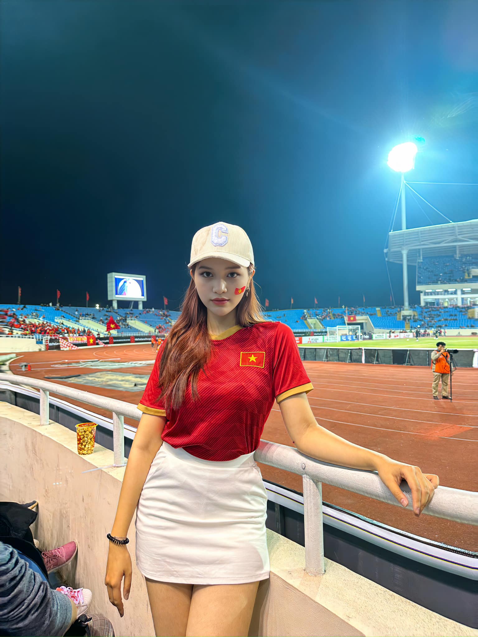 CHÙM ẢNH: Dàn hot girl 'Nóng cùng World Cup' khuấy động sân Mỹ Đình tiếp lửa cho ĐT Việt Nam 7