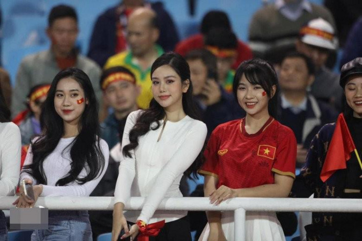 Diệu Thúy (giữa) xuất hiện trên khán đài sân Mỹ Đình. Ảnh: Internet