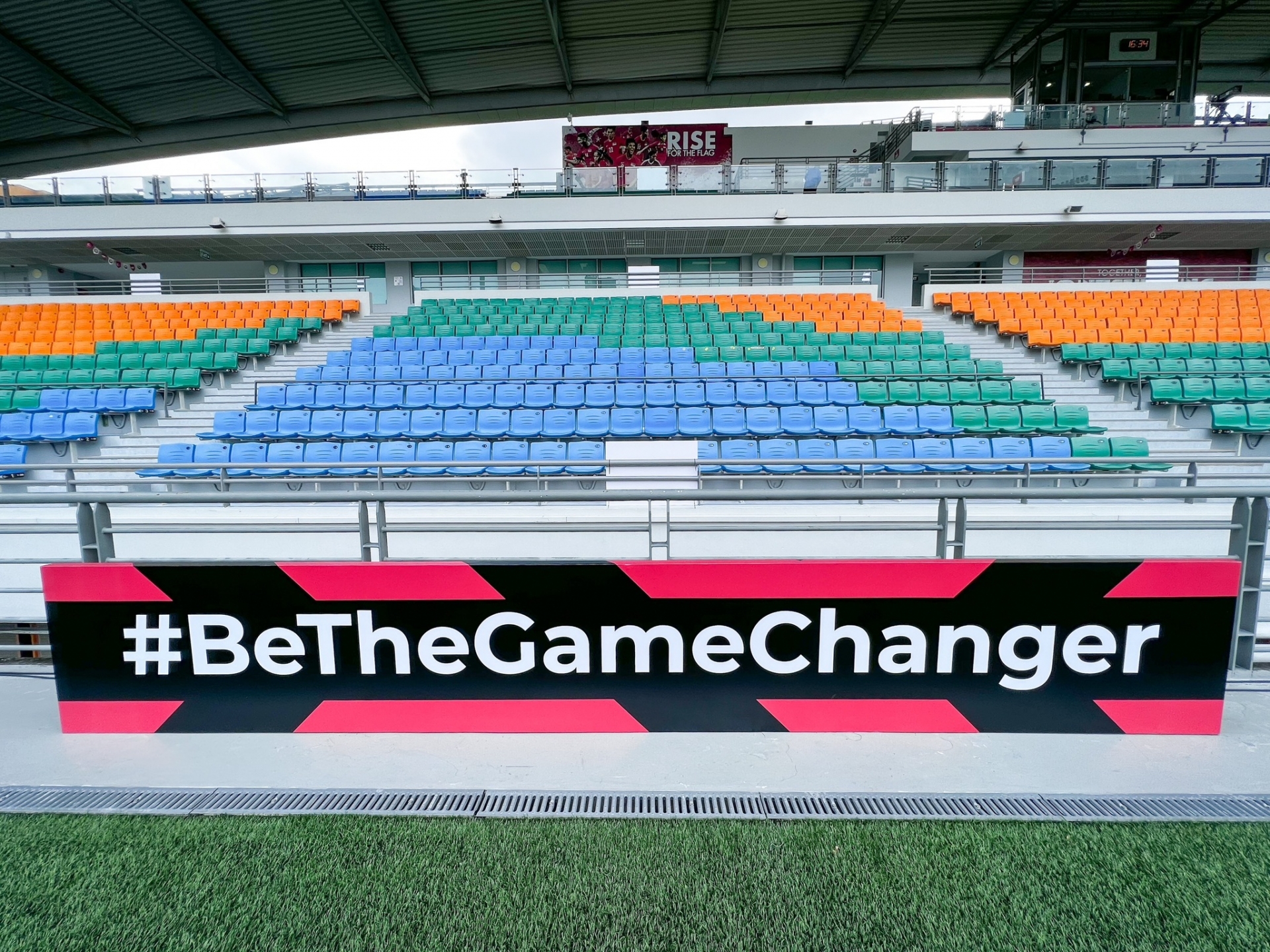 Sân Jalan Besar cũng không có đường piste. Ảnh: Internet