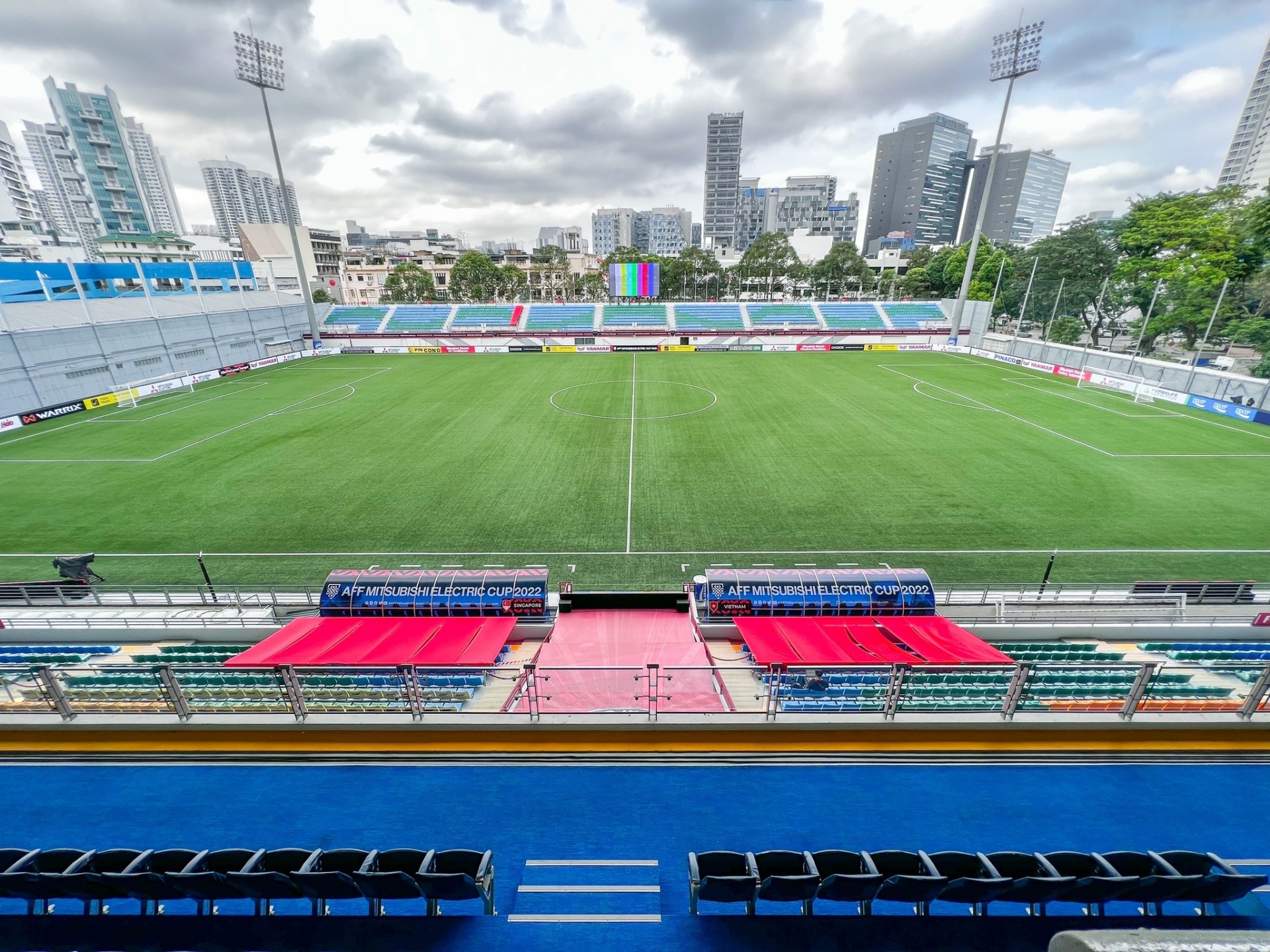 CHÙM ẢNH: Cận cảnh SVĐ Jalan Besar, nơi diễn ra trận Việt Nam - Singapore - Ảnh 1