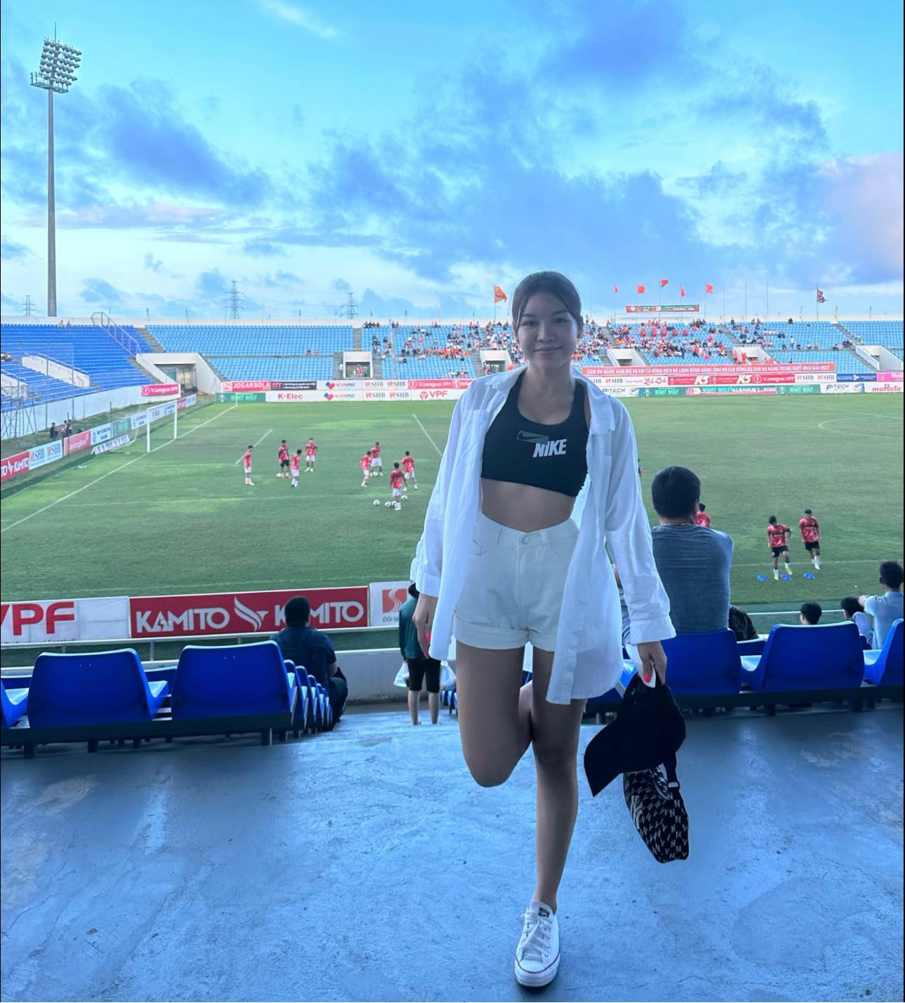 Yến Xuân thường xuyên đến sân cổ vũ cho bạn trai. Ảnh: FBNV