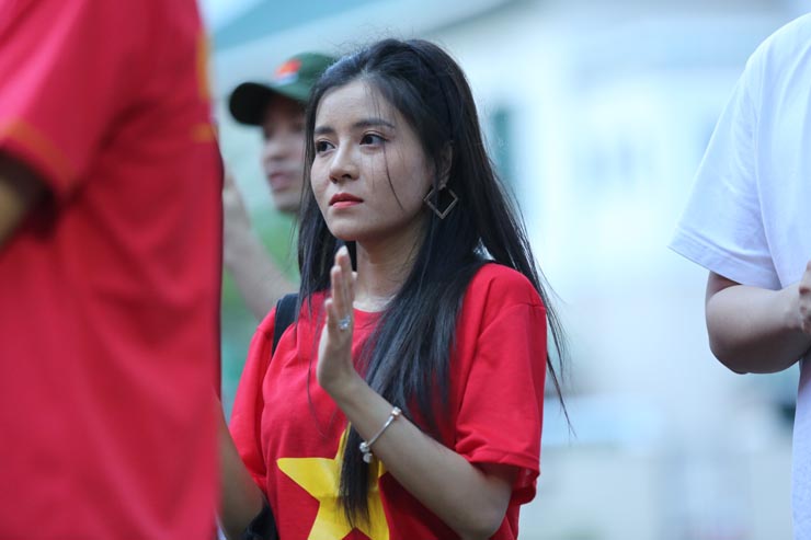ẢNH: Dàn WAGs của ĐT Việt Nam cùng các nữ CĐV xinh đẹp, rực rỡ trên khán đài trận gặp Singapore - Ảnh 4 ẢNH: Dàn WAGs của ĐT Việt Nam cùng các nữ CĐV xinh đẹp, rực rỡ trên khán đài trận gặp Singapore - Ảnh 4