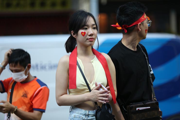 ẢNH: Dàn WAGs của ĐT Việt Nam cùng các nữ CĐV xinh đẹp, rực rỡ trên khán đài trận gặp Singapore - Ảnh 3 ẢNH: Dàn WAGs của ĐT Việt Nam cùng các nữ CĐV xinh đẹp, rực rỡ trên khán đài trận gặp Singapore - Ảnh 3
