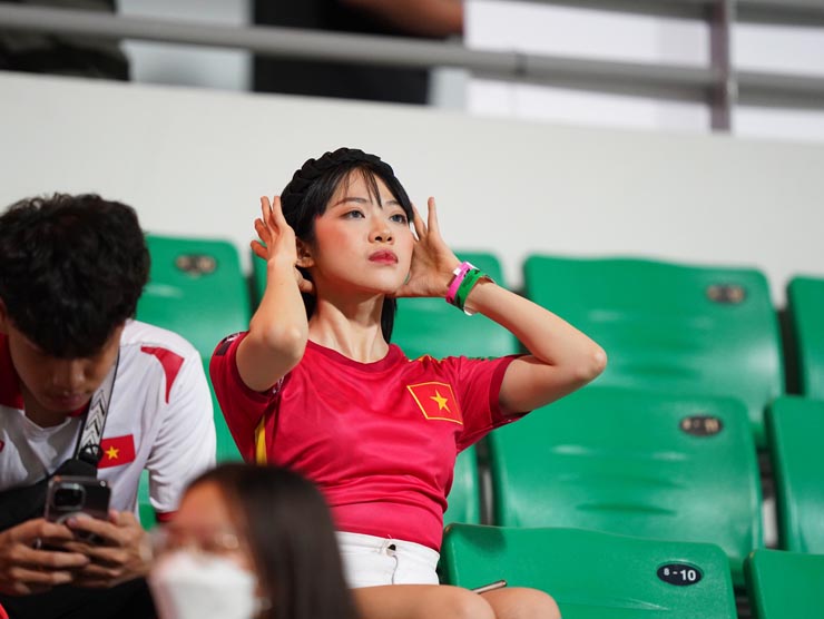Nữ CĐV Việt Nam rực rỡ trên khán đài trận gặp Singapore. Ảnh: Internet Nữ CĐV Việt Nam rực rỡ trên khán đài trận gặp Singapore. Ảnh: Internet