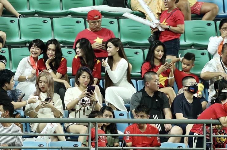 ẢNH: Dàn WAGs cùng các nữ CĐV xinh đẹp, rực rỡ trên khán đài trận gặp Singapore ẢNH: Dàn WAGs cùng các nữ CĐV xinh đẹp, rực rỡ trên khán đài trận gặp Singapore