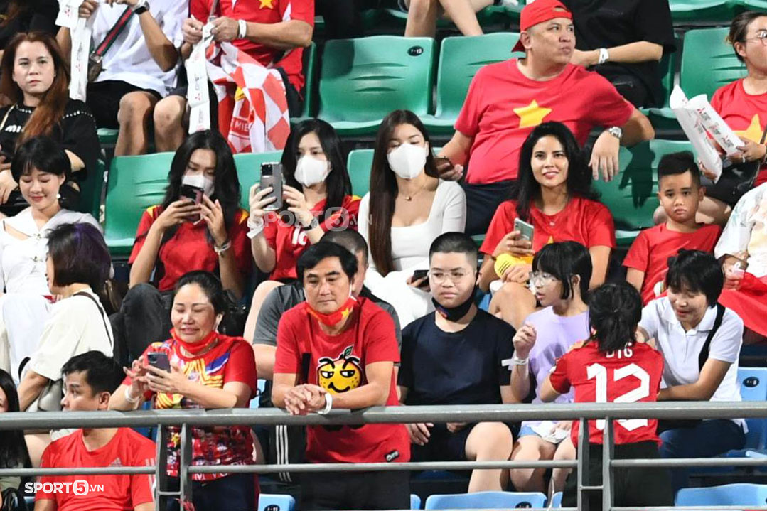 ẢNH: Dàn WAGs của ĐT Việt Nam cùng các nữ CĐV xinh đẹp, rực rỡ trên khán đài trận gặp Singapore - Ảnh 1