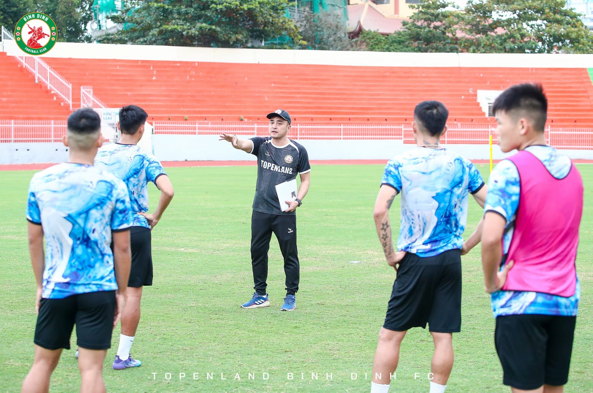 Thầy trò HLV Nguyễn Đức Thắng vẫn đang tập luyện chuẩn bị cho mùa giải mới. Ảnh: CLB Bình Định