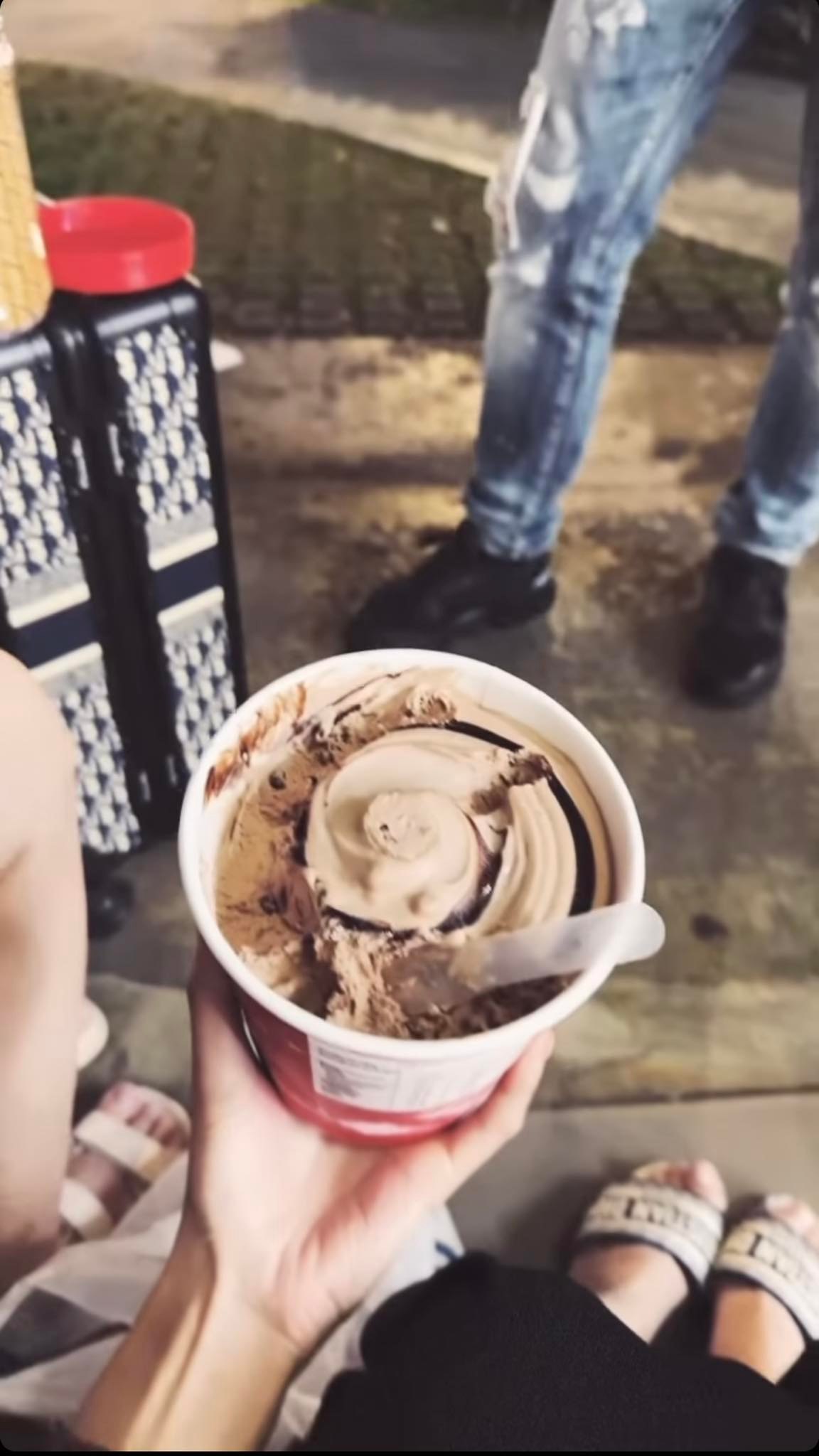 Doãn Hải My cùng các nàng WAGs có mặt tại Singapore cổ vũ ĐT Việt Nam - Ảnh 2