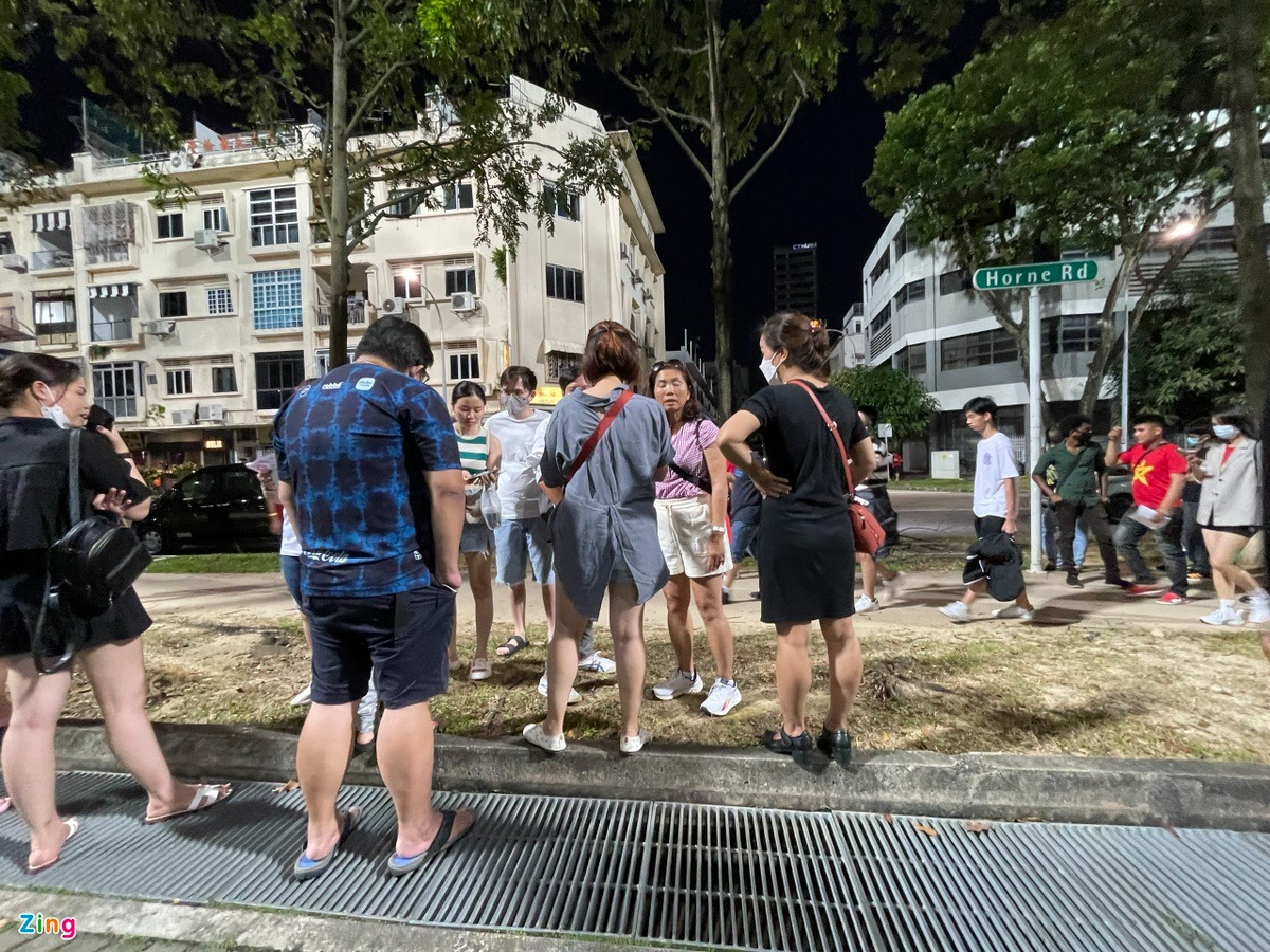 Nhiều CĐV Việt Nam không được vào sân cổ vũ cho ĐT Việt Nam ở trận gặp Singapore?. Ảnh: Zing