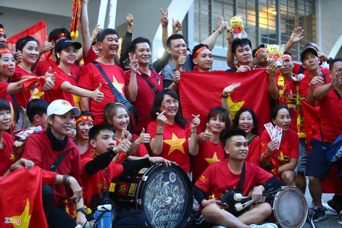 Nhiều CĐV Việt Nam đến sân cổ vũ cho thầy trò HLV Park Hang-seo. Ảnh: Zing
