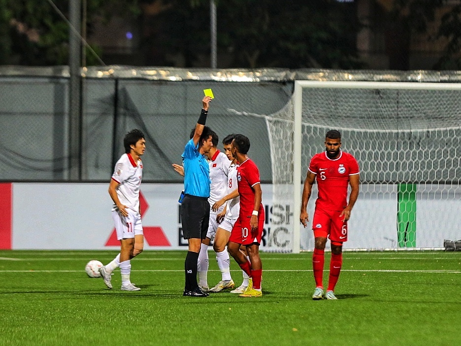 Cầu thủ Singapore chơi rất quyết liệt. Ảnh: Internet