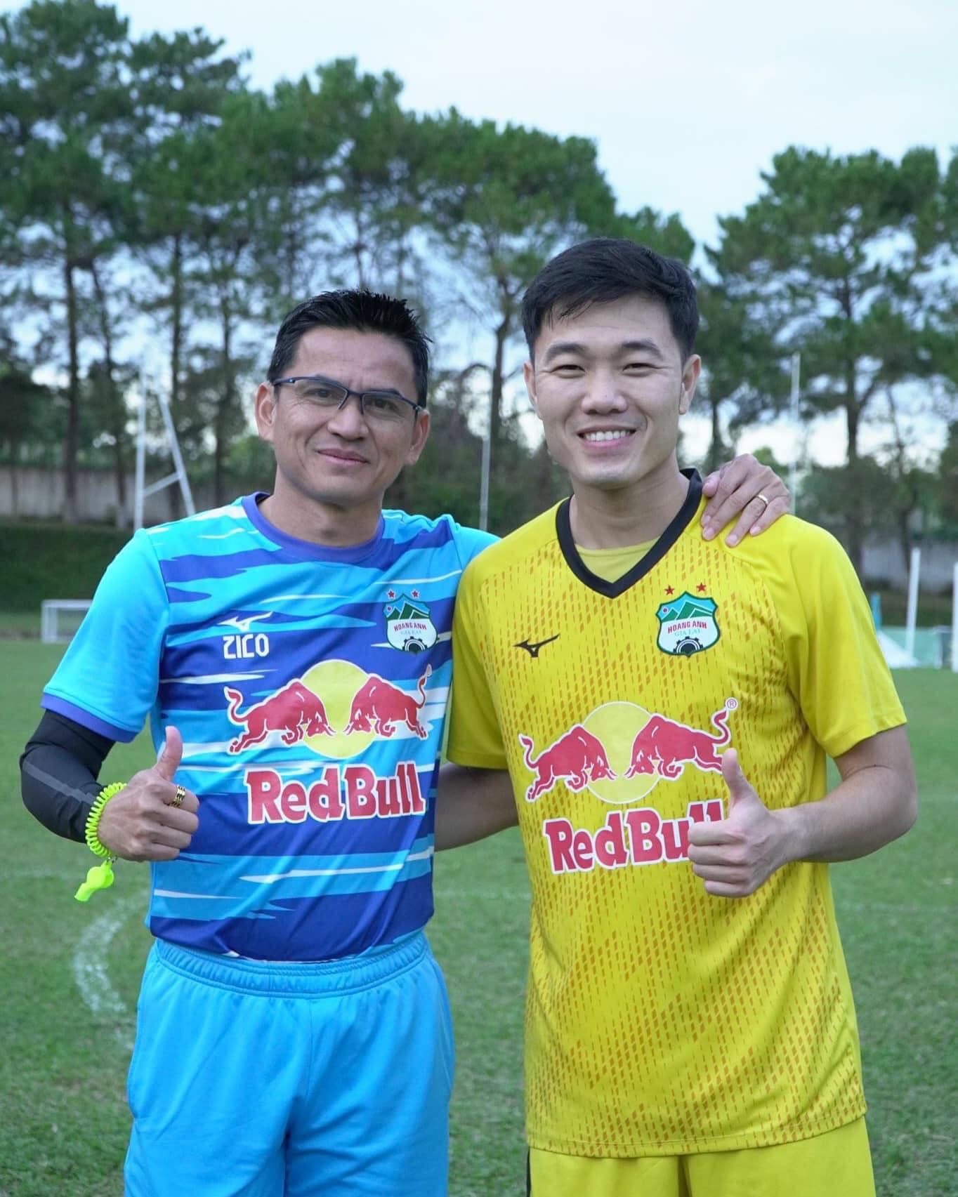 HLV Kiatisak chia tay tiền vệ Xuân Trường. Ảnh: FBNV