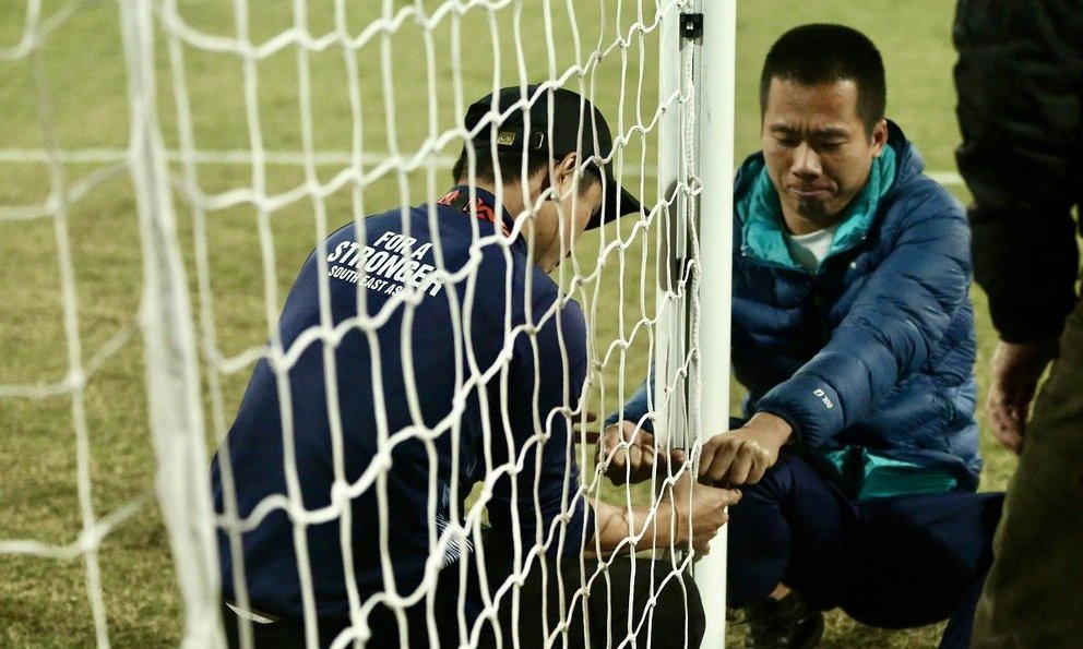 Khung thành sân Mỹ Đình lại gặp sự cố trước trận Việt Nam - Myanmar - Ảnh 1