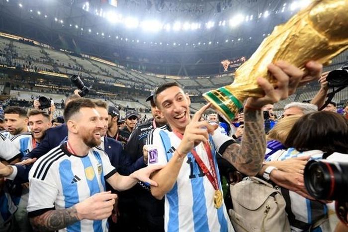 Di Maria phát hiện ra chiếc cup đang cầm là giả. Ảnh: Internet Di Maria phát hiện ra chiếc cup đang cầm là giả. Ảnh: Internet