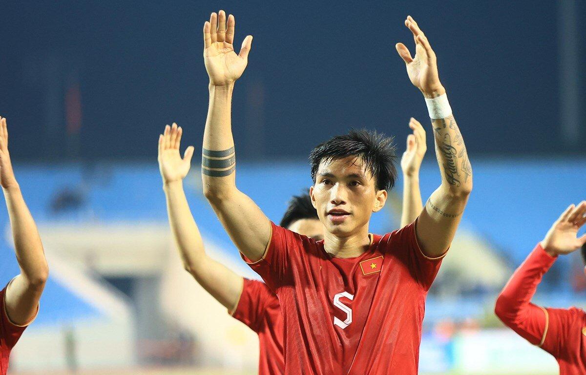 Văn Hậu thi đấu chắc chắn nơi hành lang cánh trái của ĐT Việt Nam. Ảnh: Internet