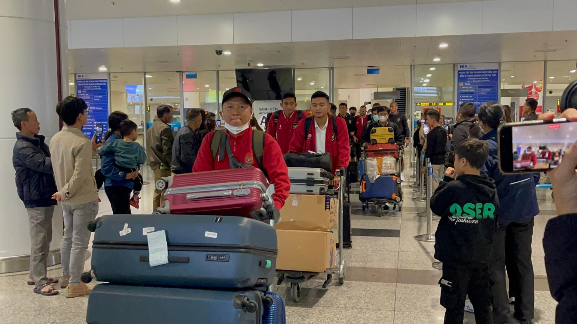 ĐT Indonesia đặt chân đến Nội Bài sớm hơn ĐT Việt Nam. Ảnh: Internet