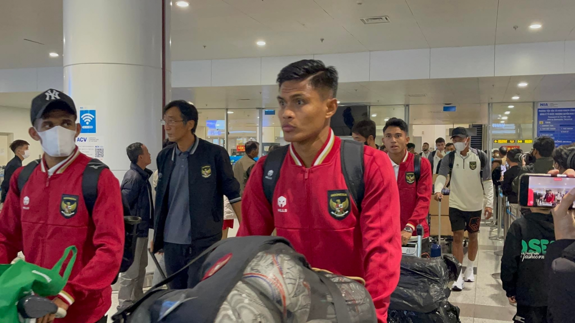 AFF Cup 2022: Indonesia vỡ kế hoạch tập sớm, ĐT Việt Nam phải trải qua chuyến bay 'hành xác' - Ảnh 1