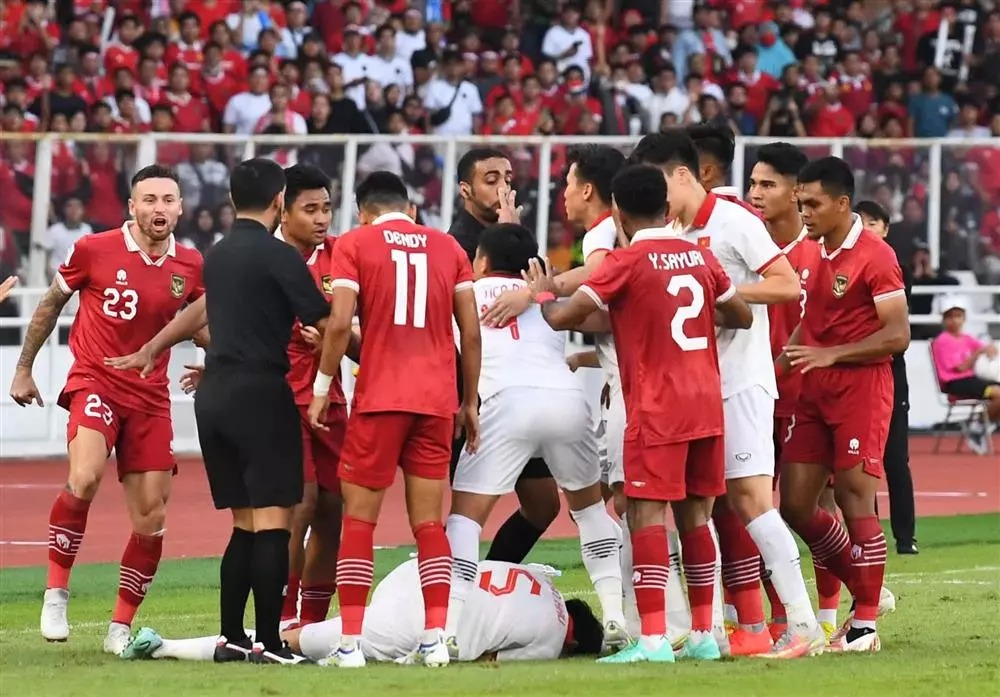 Pha bóng gây tranh cãi của Đoàn Văn Hậu với cầu thủ Indonesia. Ảnh: Internet