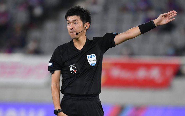 Trọng tài Araki Yusuke cầm còi trận bán kết Việt Nam-Indonesia. Ảnh: Internet Trọng tài Araki Yusuke cầm còi trận bán kết Việt Nam-Indonesia. Ảnh: Internet
