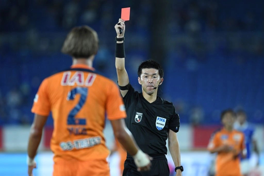 Trọng tài Araki Yusuke rất nghiêm khắc. Ảnh: Internet