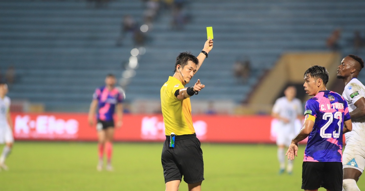 Trọng tài Ko Hyung Jin cầm còi trận Nam Định gặp Sài Gòn FC. Ảnh: Internet