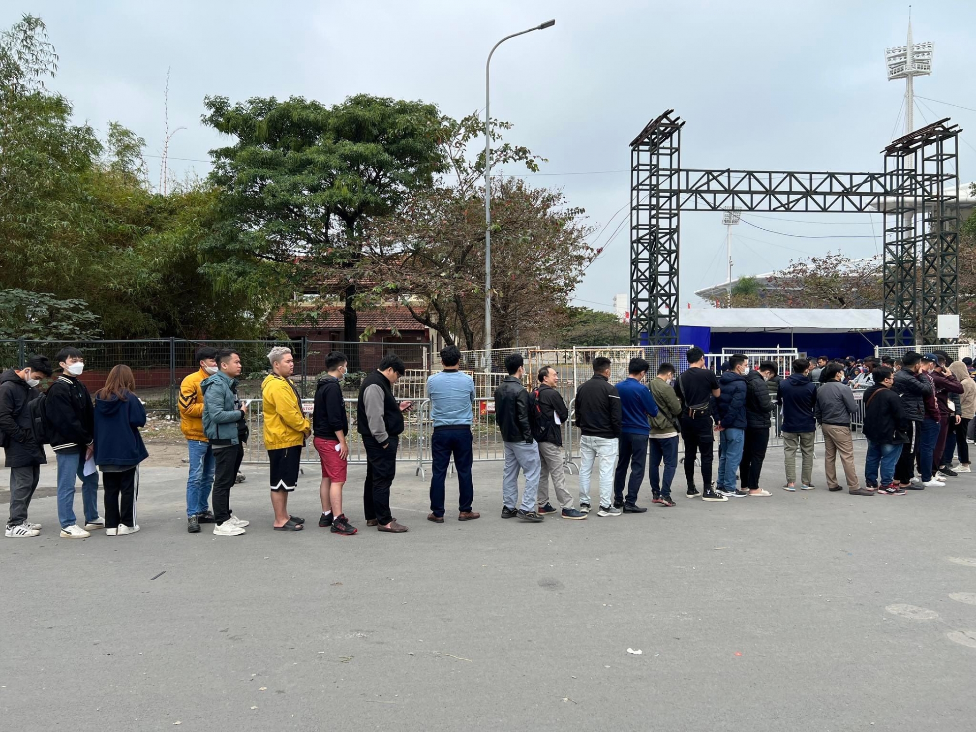 Khán giả Việt Nam xếp hàng nhận vé tại sân Mỹ Đình. Ảnh: Internet