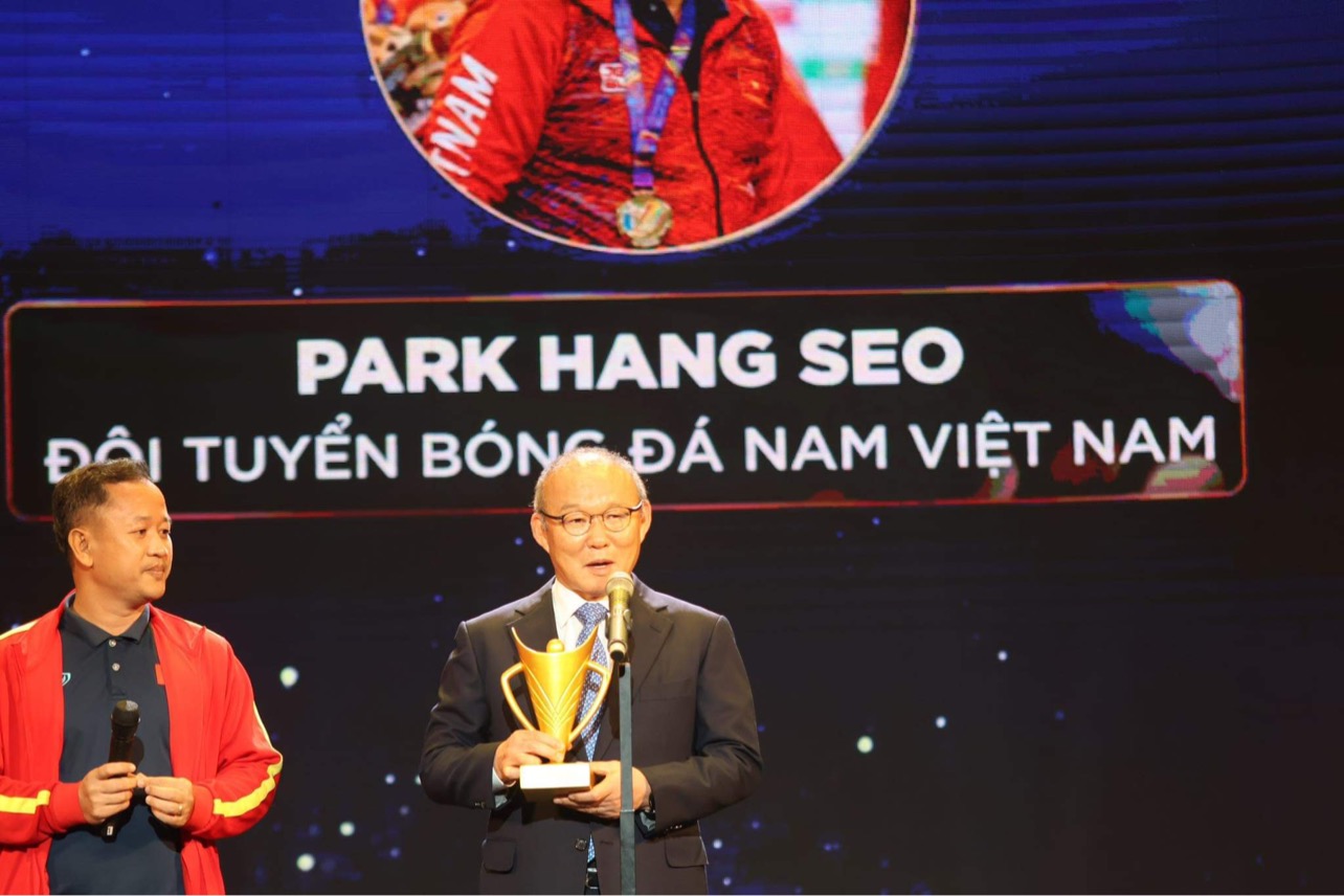 HLV Park Hang-seo được vinh danh tại Cup Chiến thắng 2022. Ảnh: VFF