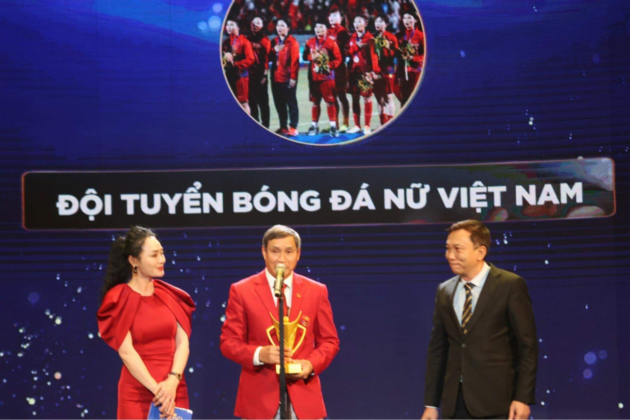 HLV Mai Đức Chung nhận giải thưởng HLV của năm. Ảnh: VFF