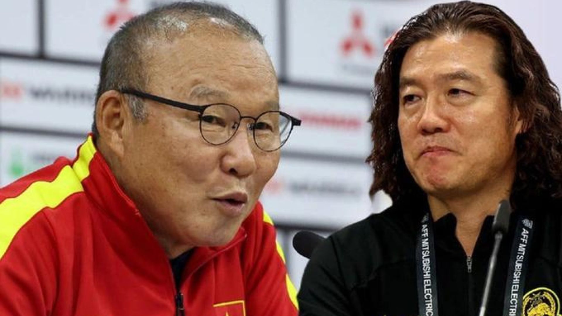 HLV Park Hang-seo nhờ HLV Kim Pan Gon tư vấn cách đánh bại Thái Lan. Ảnh: Internet