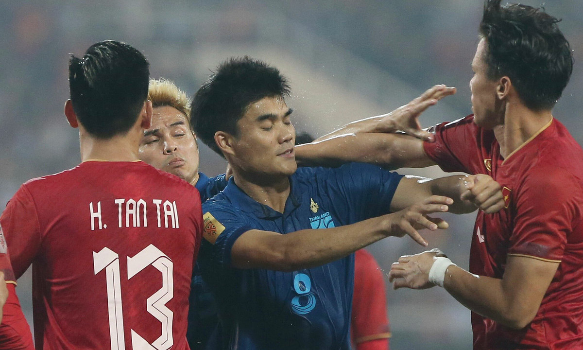 Quế Ngọc Hải va chạm với thủ quân Theerathon. Ảnh: Internet