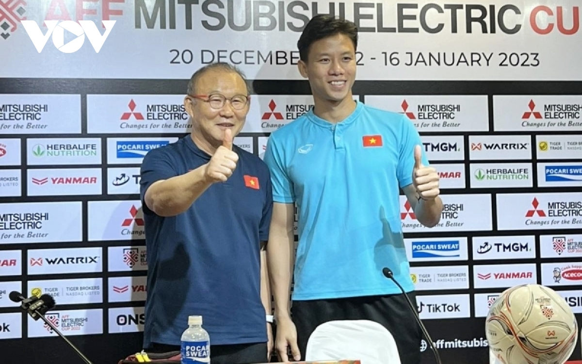 HLV Park Hang-seo cùng trung vệ Quế Ngọc Hải tham dự họp báo. Ảnh: VOV