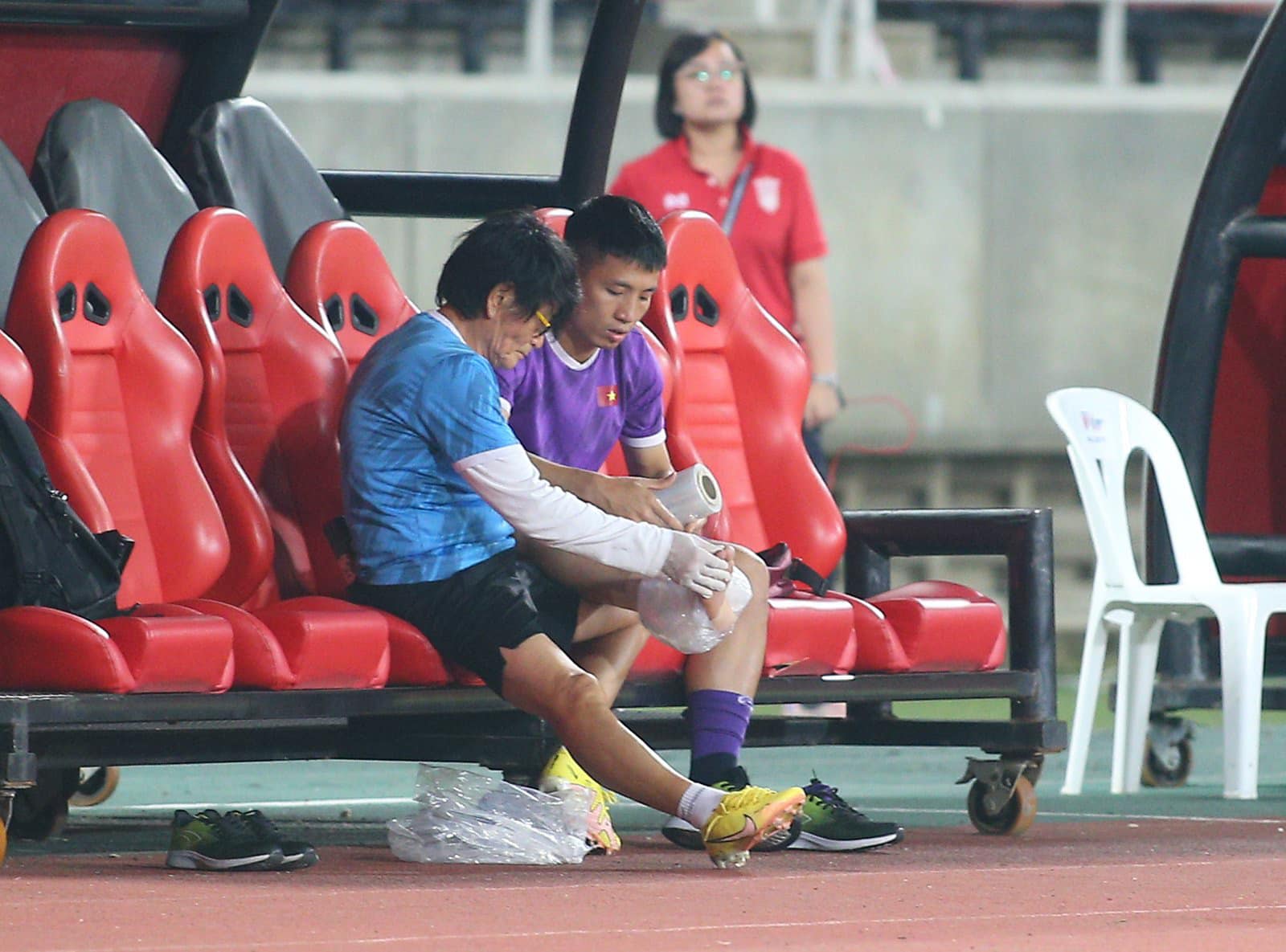 Bùi Tiến Dũng phải ngồi trong khu vực cabin và nhờ tới sự chăm sóc đặc biệt đến từ bác sỹ Choi Ju-young. Ảnh: Internet