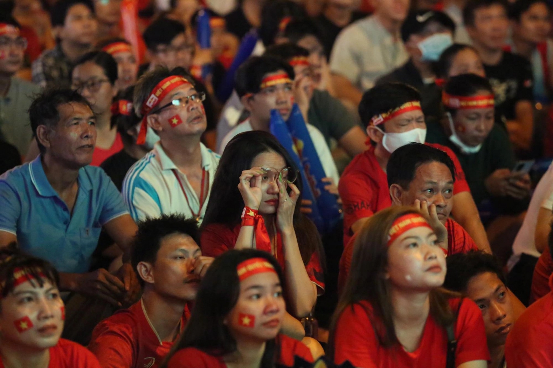 CHÙM ẢNH: CĐV Việt Nam buồn rơi nước mắt sau trận chung kết AFF Cup 2022 - Ảnh 3