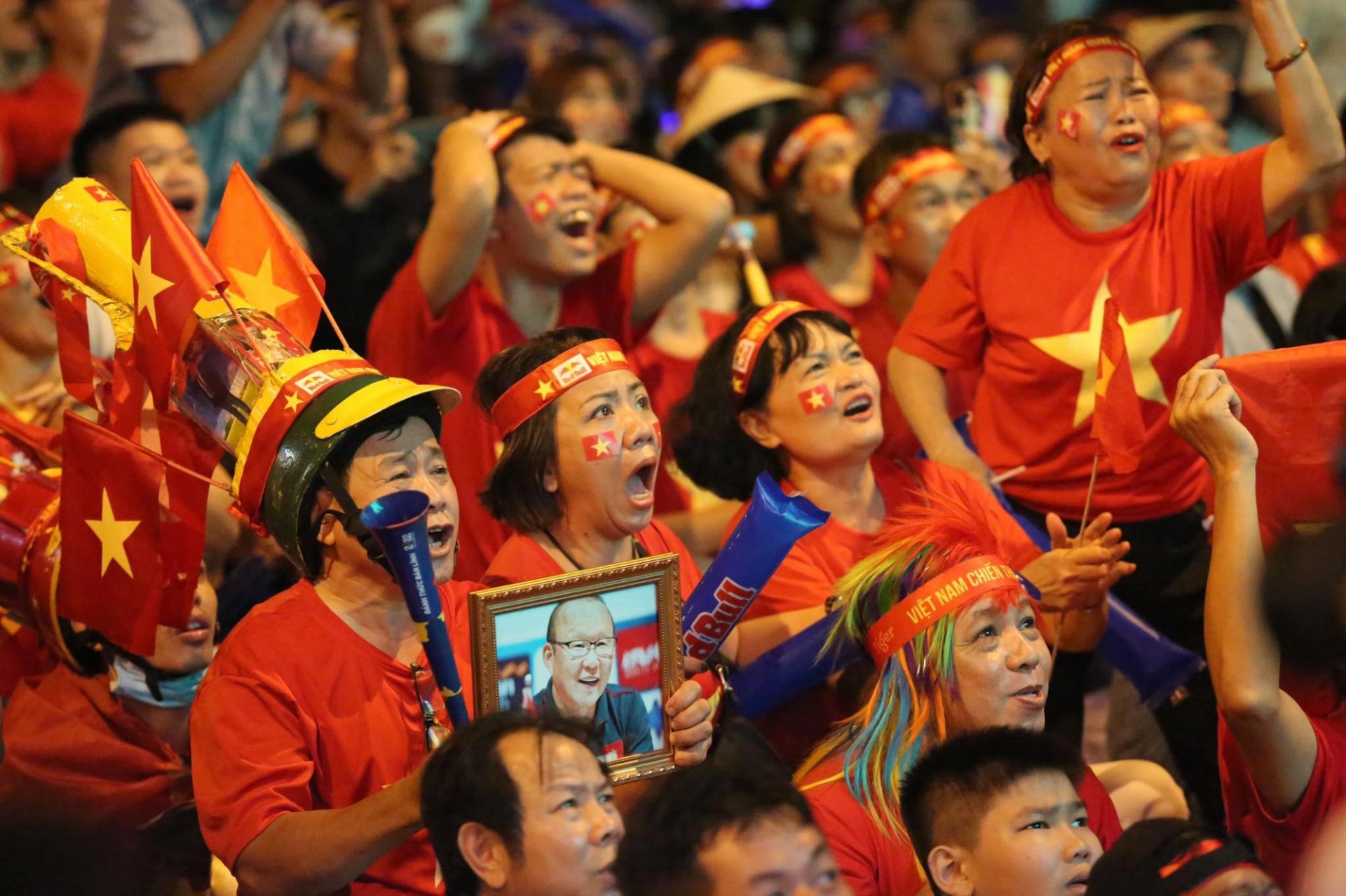 CHÙM ẢNH: CĐV Việt Nam buồn rơi nước mắt sau trận chung kết AFF Cup 2022 - Ảnh 7