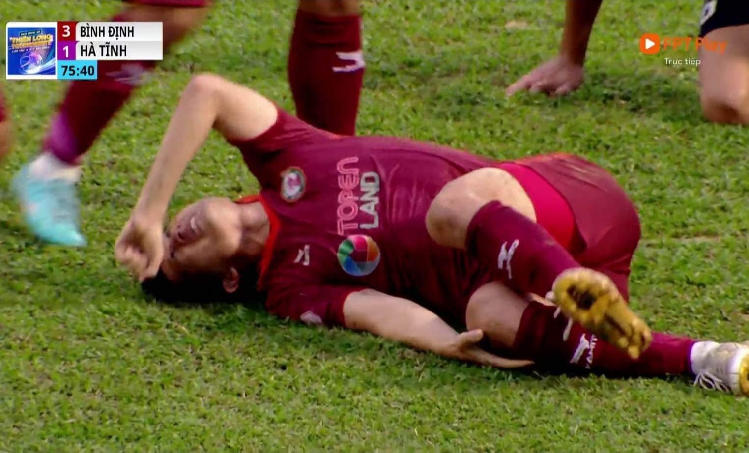 Đình Trọng dính chấn thương ở trận găp Hà Tĩnh. Ảnh: Internet