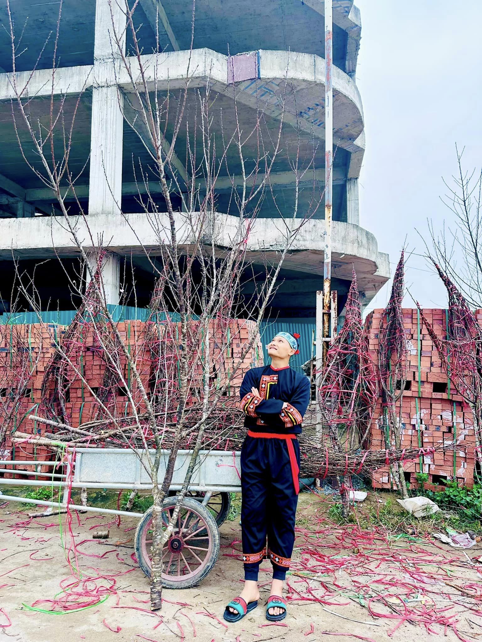 CHÙM ẢNH: Cựu sao ĐT Việt Nam khiến CDM bất ngờ với bộ ảnh 'xuống phố tìm Đào' - Ảnh 8