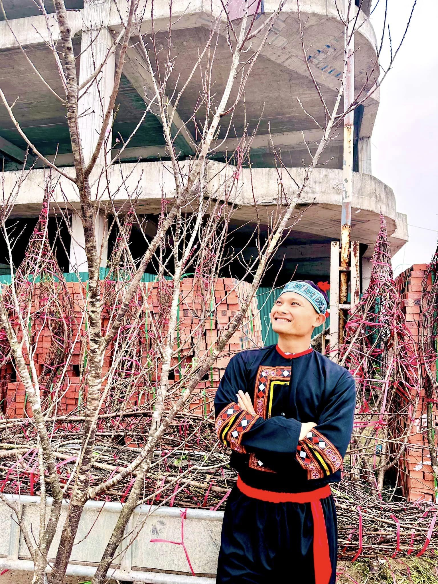 CHÙM ẢNH: Cựu sao ĐT Việt Nam khiến CDM bất ngờ với bộ ảnh 'xuống phố tìm Đào' - Ảnh 7