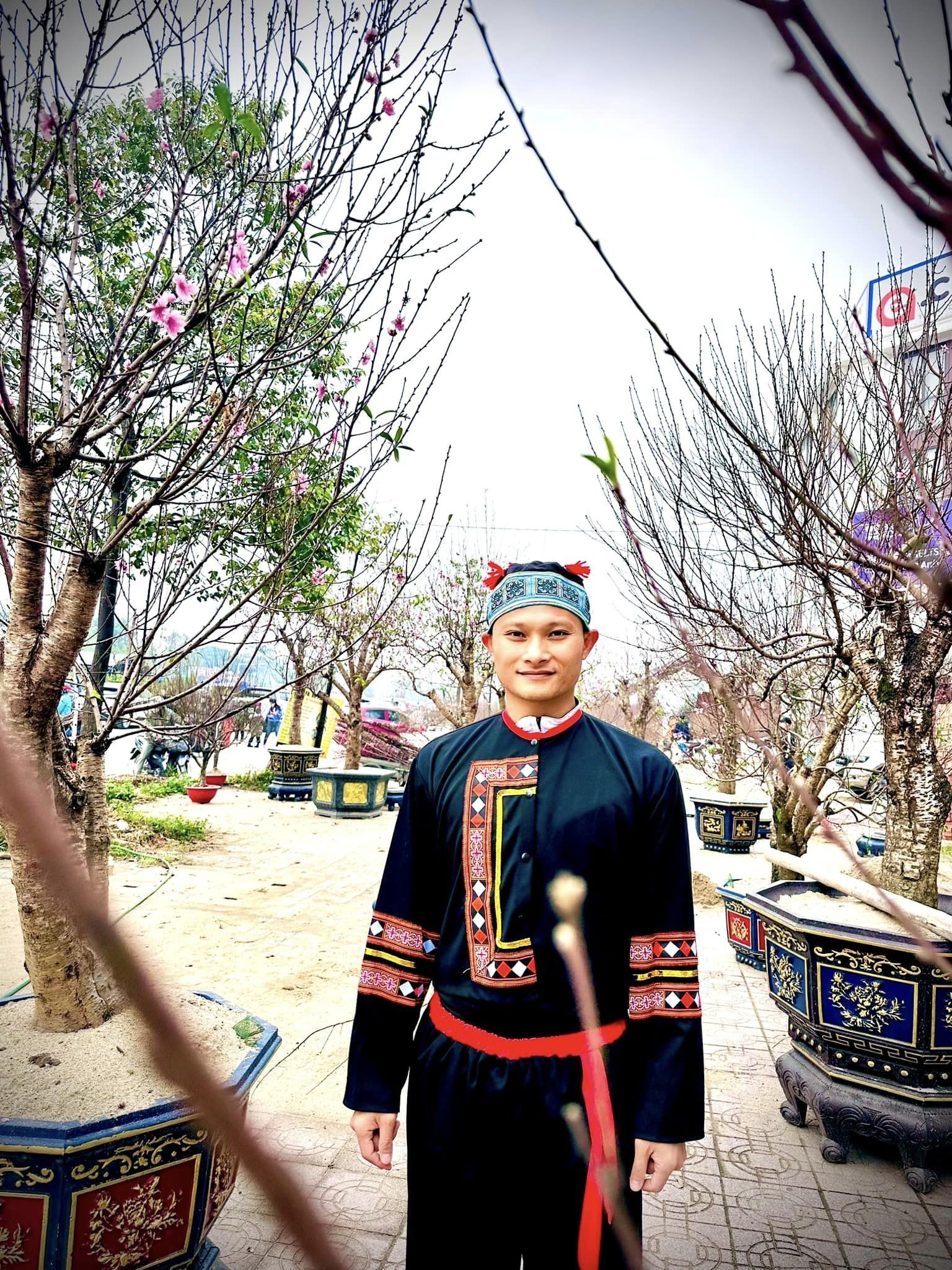 CHÙM ẢNH: Cựu sao ĐT Việt Nam khiến CDM bất ngờ với bộ ảnh 'xuống phố tìm Đào' - Ảnh 6