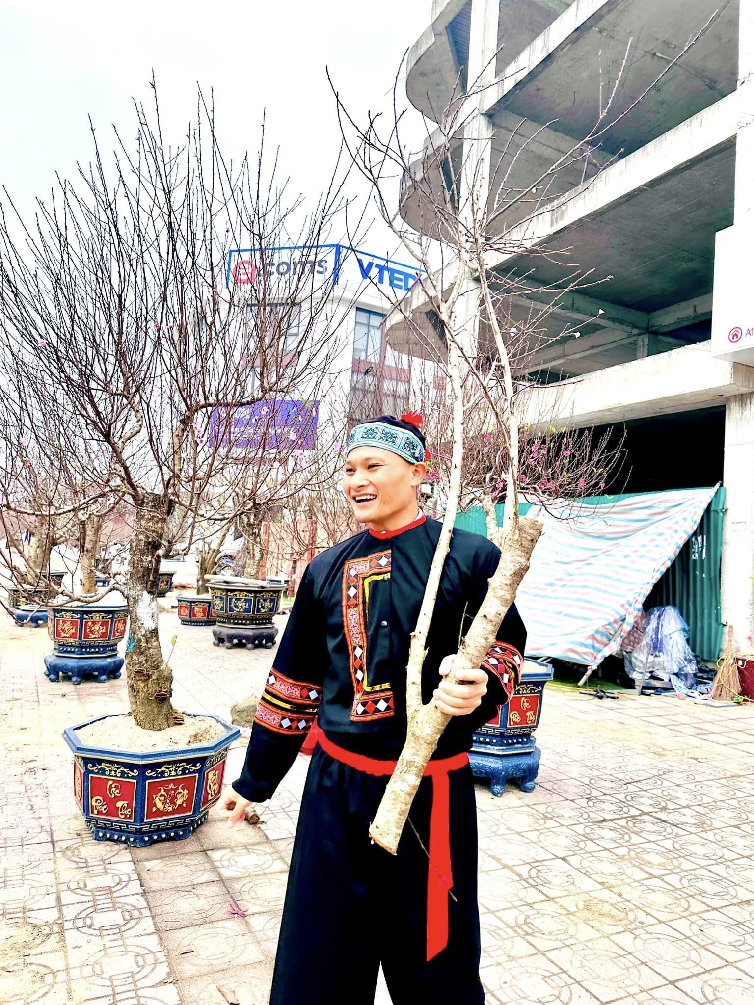 CHÙM ẢNH: Cựu sao ĐT Việt Nam khiến CDM bất ngờ với bộ ảnh 'xuống phố tìm Đào' - Ảnh 5