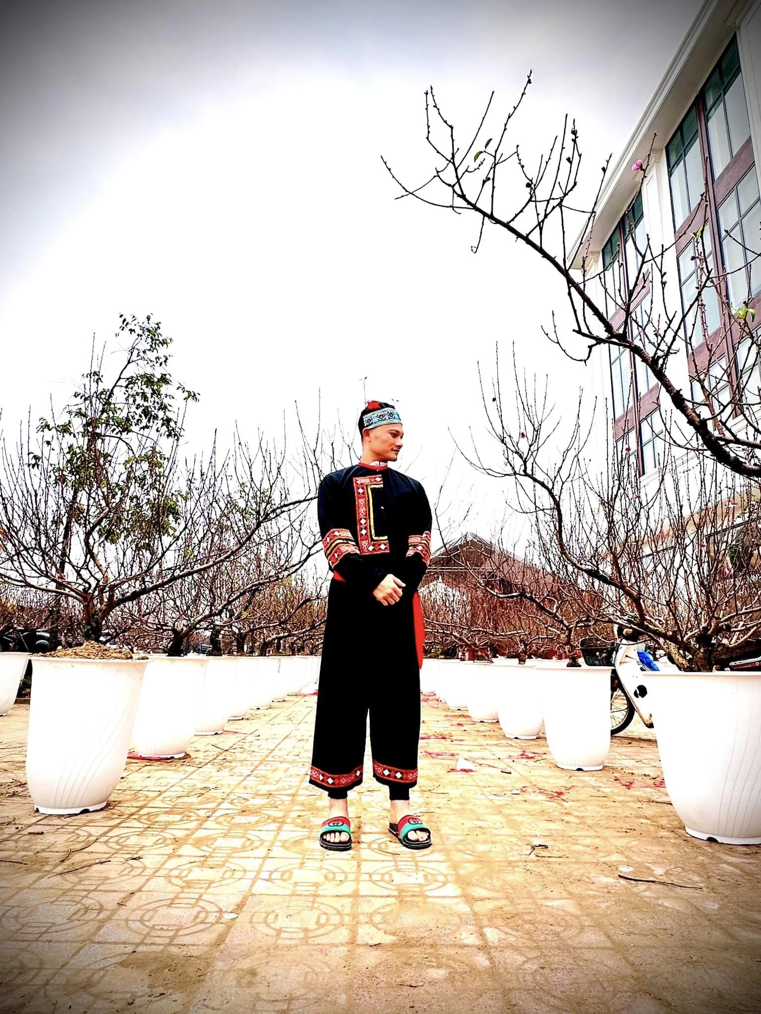 CHÙM ẢNH: Cựu sao ĐT Việt Nam khiến CDM bất ngờ với bộ ảnh 'xuống phố tìm Đào' - Ảnh 4