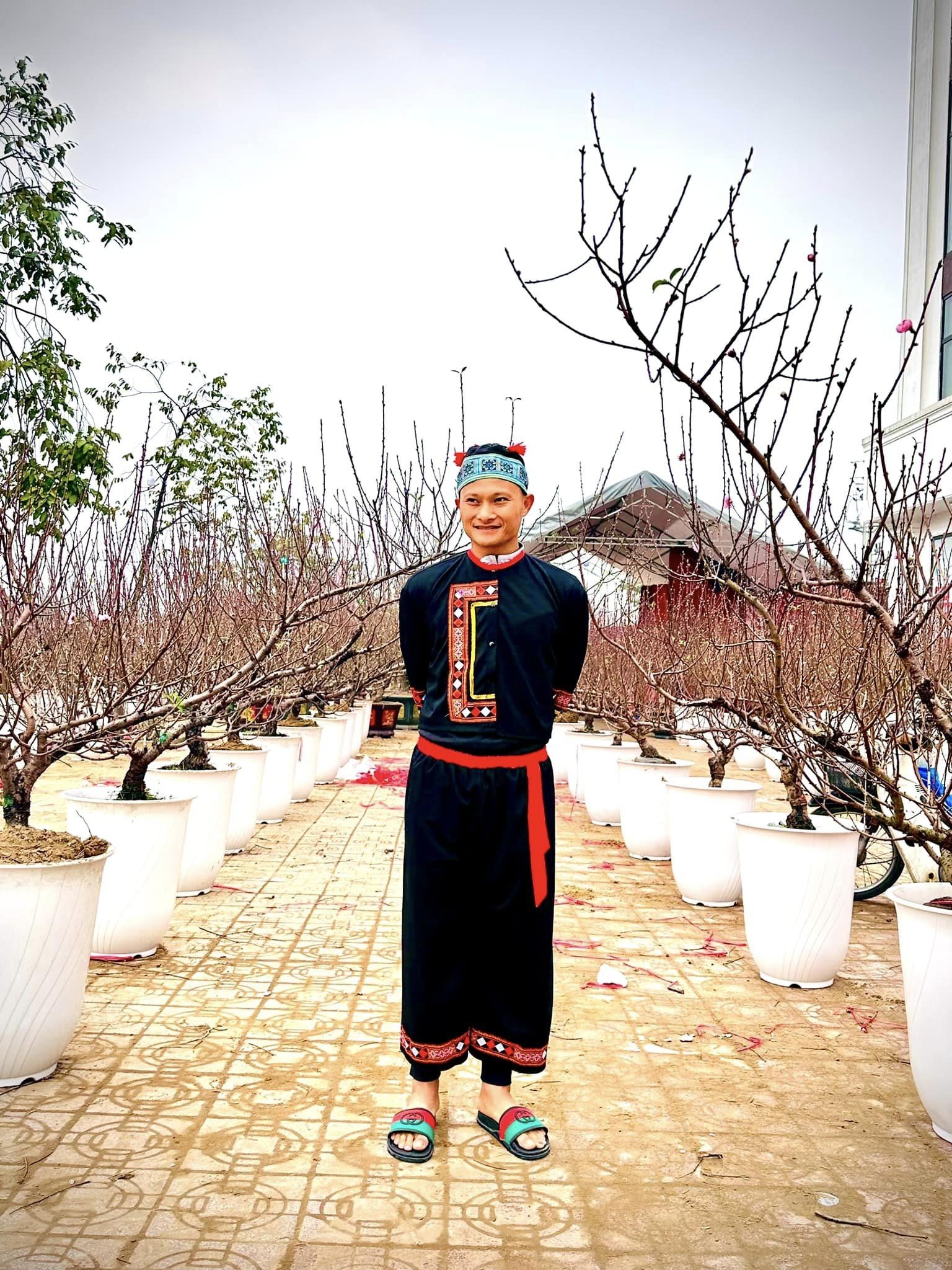 CHÙM ẢNH: Cựu sao ĐT Việt Nam khiến CDM bất ngờ với bộ ảnh 'xuống phố tìm Đào' - Ảnh 3